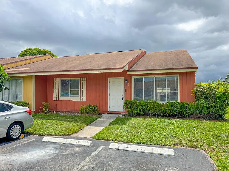 4852 Orleans Ct #D — Photo 2