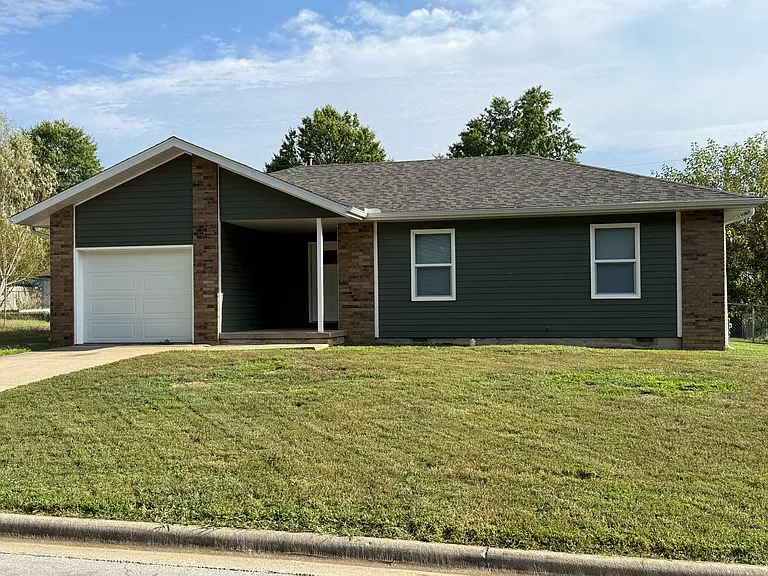 706 E Dyann Dr — Photo 1