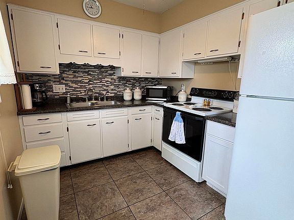 4th image of 1509 Sunset Dr