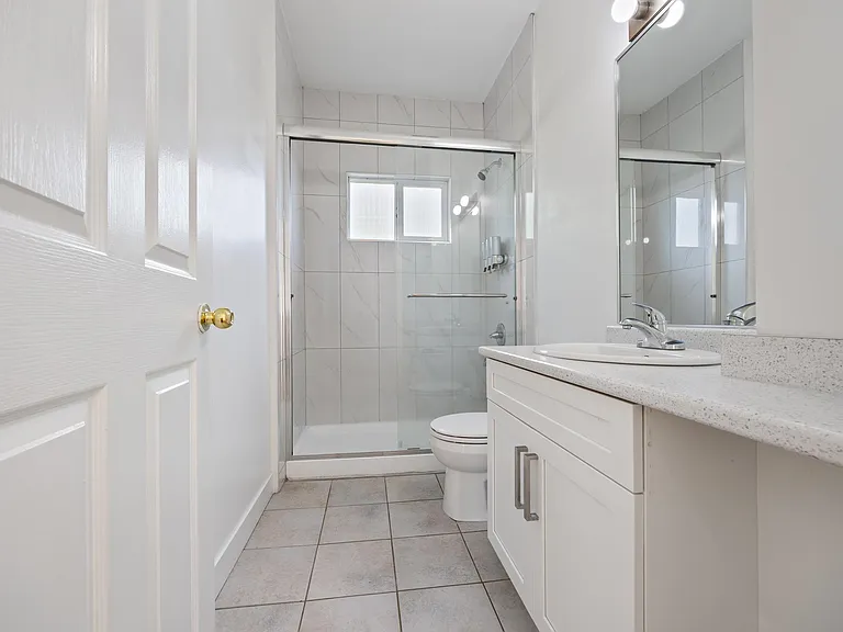 2320 Dundas St — Photo 14