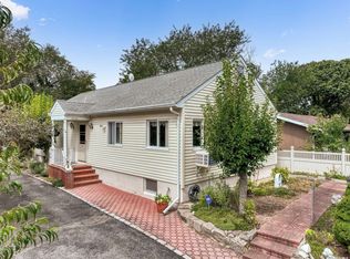 4325 Stars Rd, East Marion, NY 11939