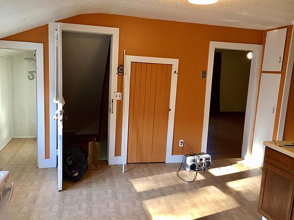3rd image of 9 1/2 W Elm St #Upstairs