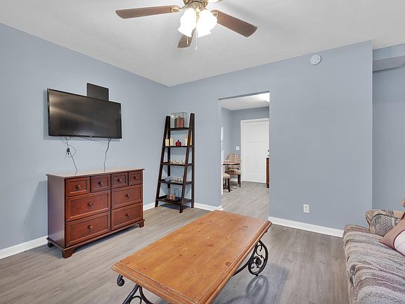 3rd image of 5737 Antoinette Ln
