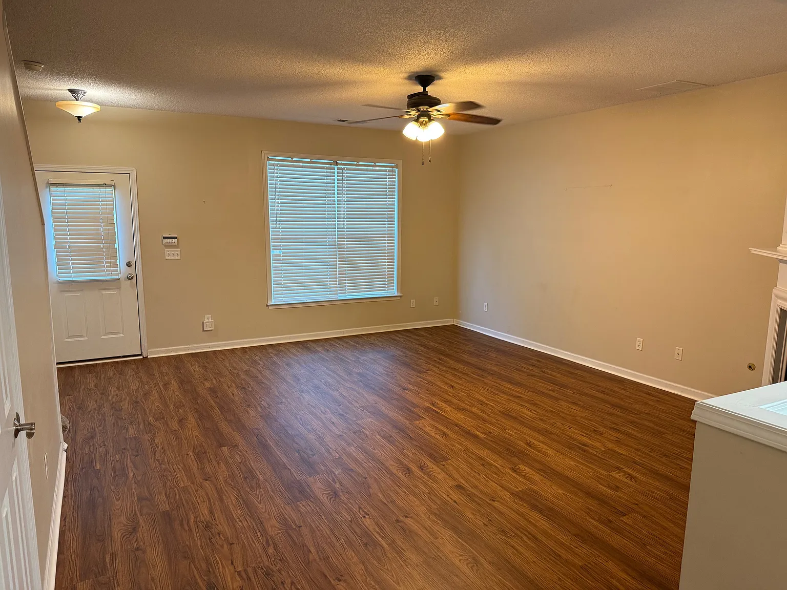 3 bed, 2.5 bath, 1428 sqft, $1,950 — Photo 3