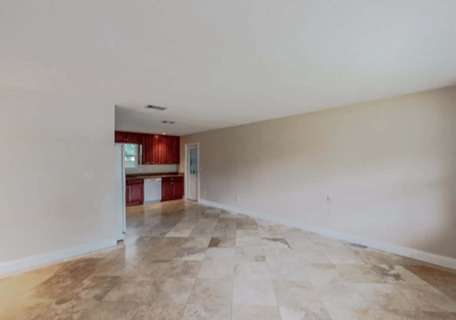 3/2 with Den and extra long single car garage, huge fenced back yard — Photo 2