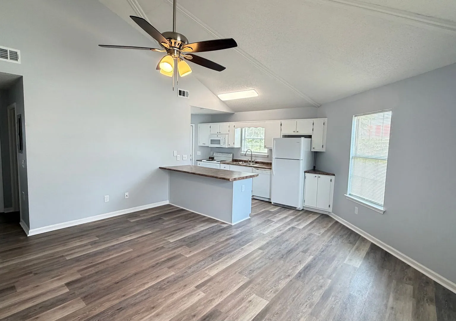2 bed, 1.0 bath, 900 sqft, $1,200 — Photo 4