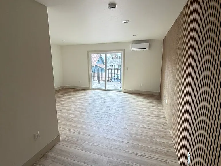 218 W Nevada St — Photo 11