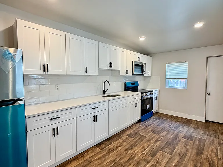 2073 Pickwick St — Photo 3
