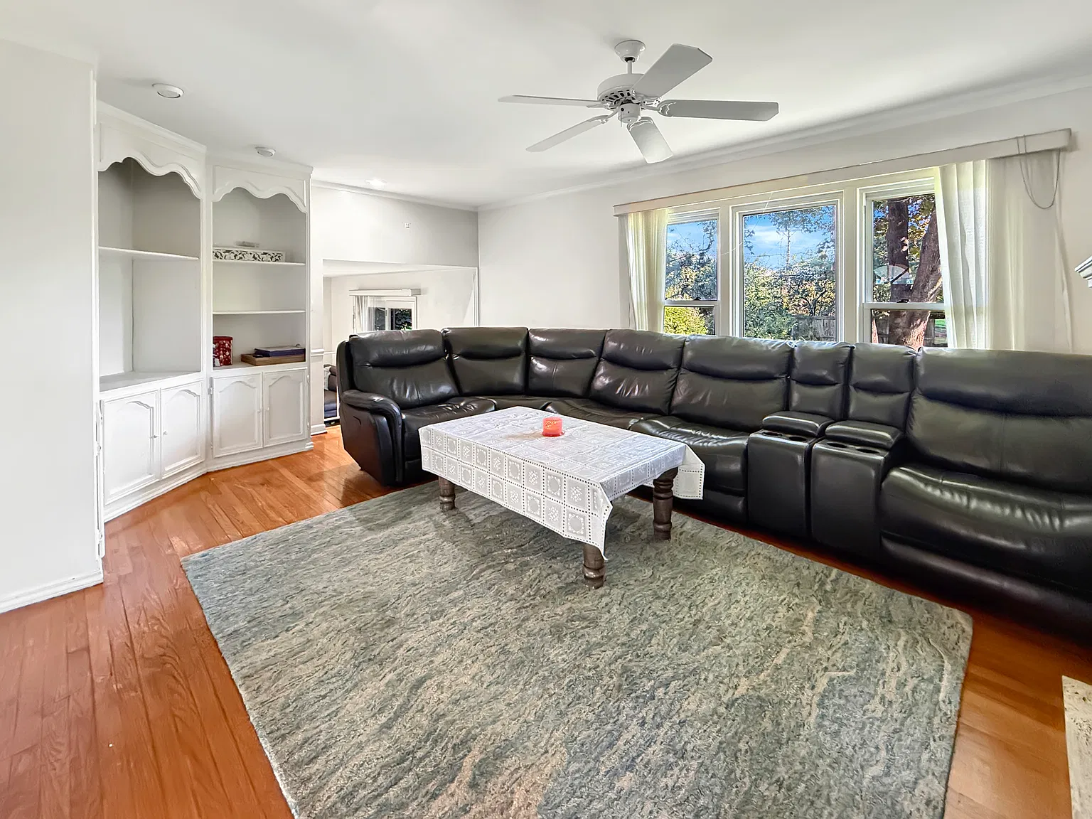 3 bed, 2.5 bath, 1866 sqft, $3,300 — Photo 2