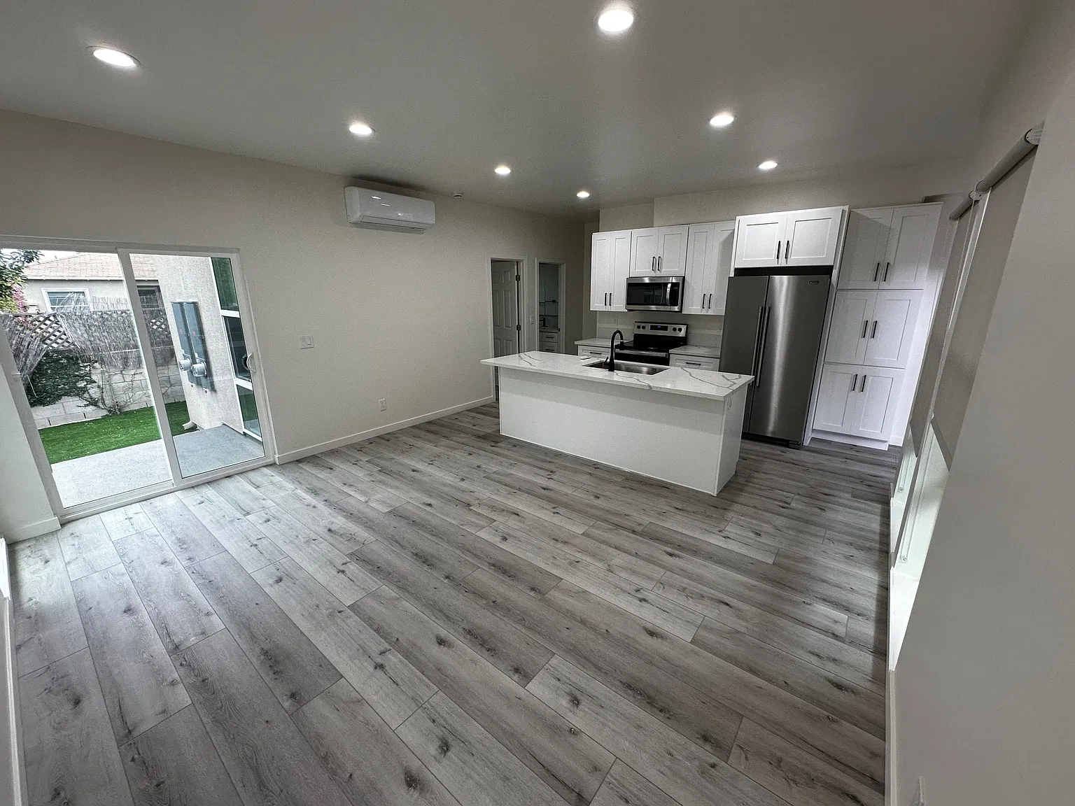 4 bed, 1200 sqft, $5,400 — Photo 2