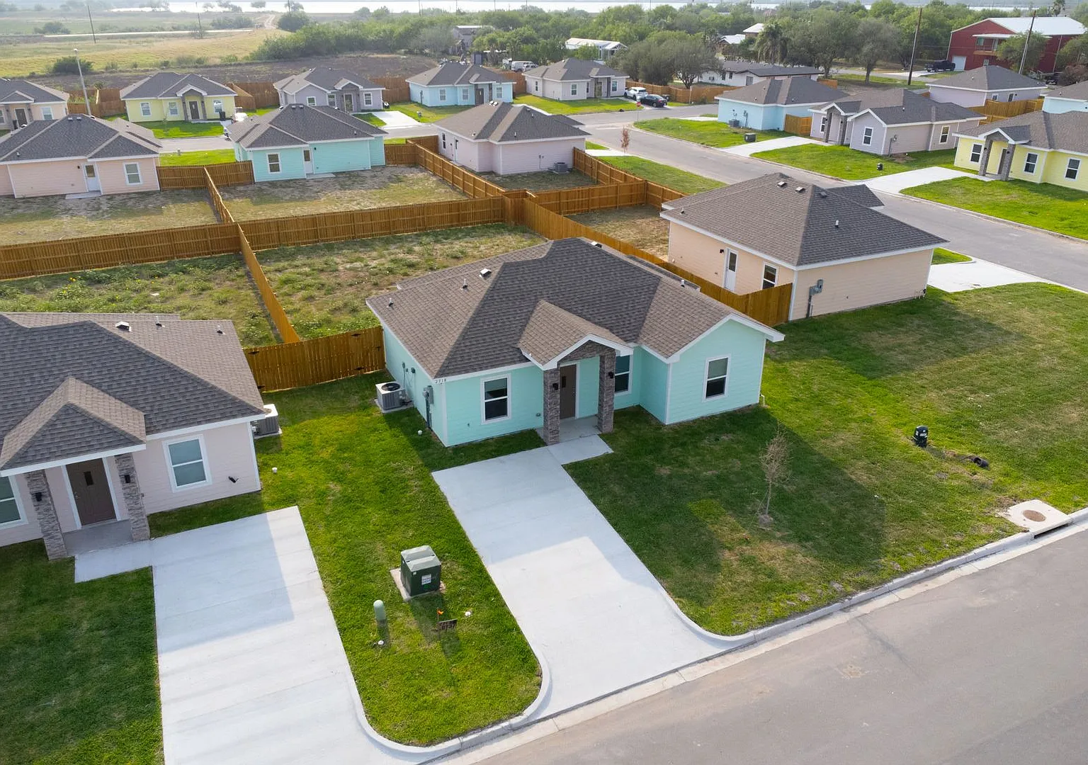 Movein Special! Get 1 Month Free With A 13month Lease! - 4bd Home In la Feria — Photo 2