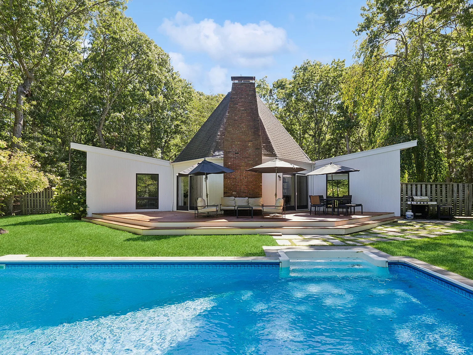 Exquisite Architecture In Nw Woods With Heated Pool — Photo 2