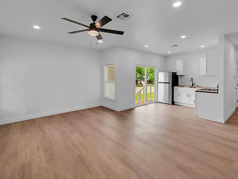 2400 Reuter Ave — Photo 3
