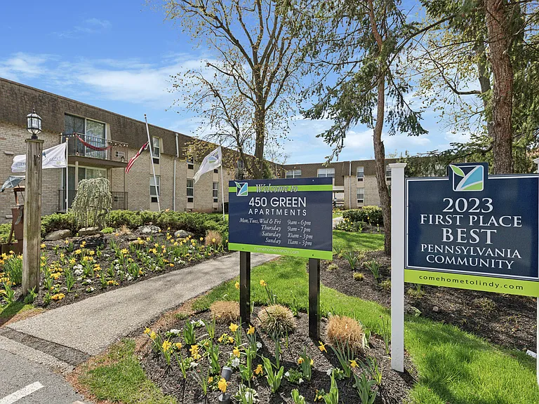 450 Green Apartments — Photo 17