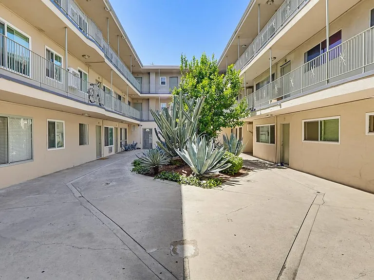 Hyde Park Living Steps to Transit, Parks & Crenshaw! — Photo 18