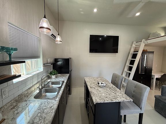 4th image of 688 Sandalwood Dr
