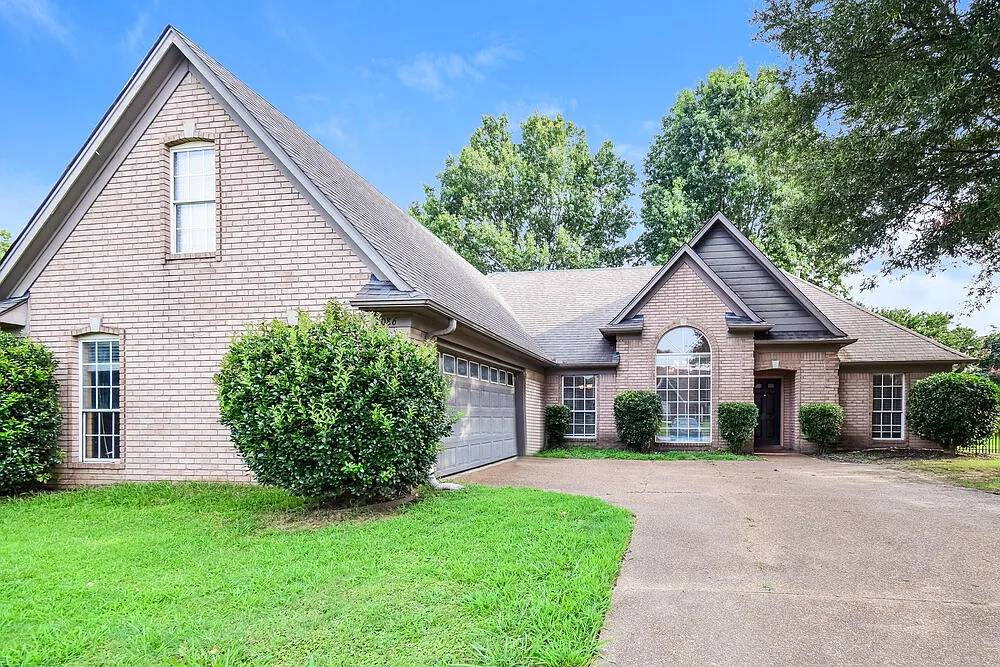 4 bed, 2.0 bath, 2100 sqft, $2,200 — Photo 4