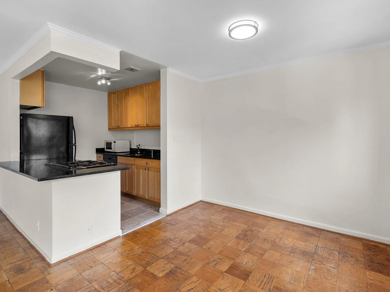 4570 Macarthur Blvd NW — Photo 4