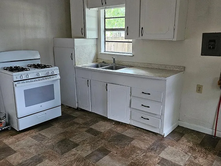 1324 Washington St — Photo 3
