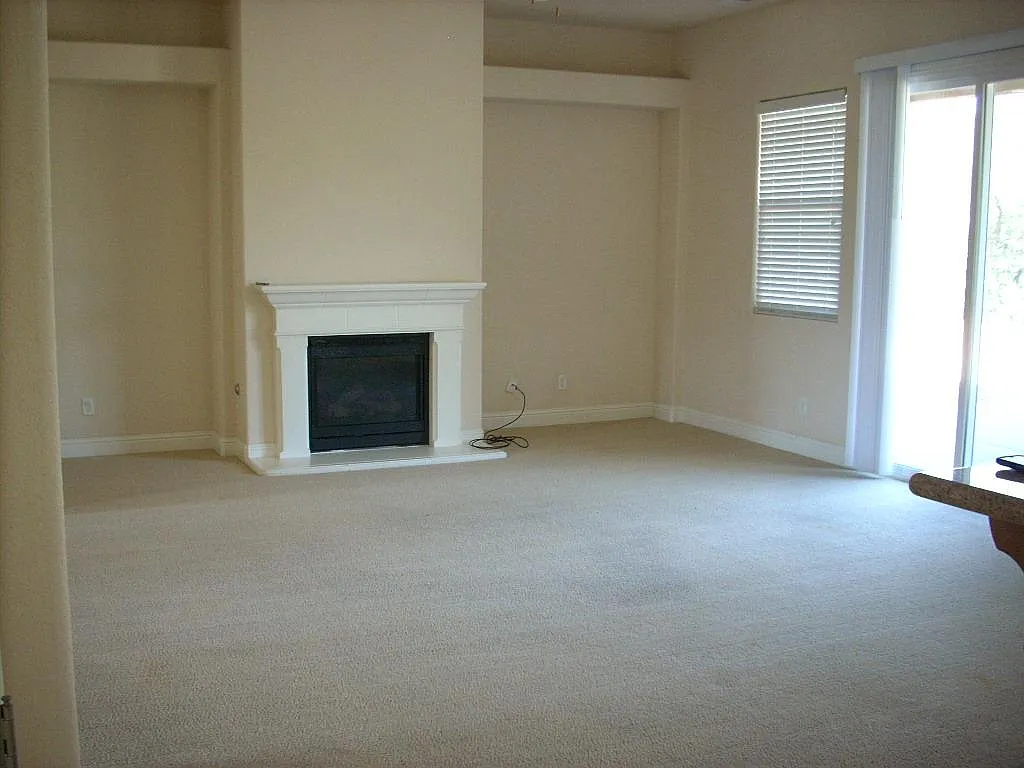 3 bed, 2.5 bath, 2070 sqft, $2,575 — Photo 2