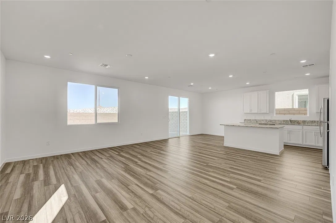 5 bed, 3.0 bath, 2489 sqft, $2,475 — Photo 4