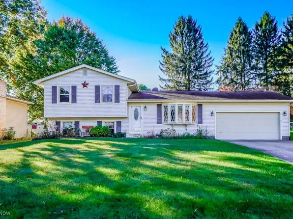 2982 Fair Oaks Dr, Barberton, OH 44203