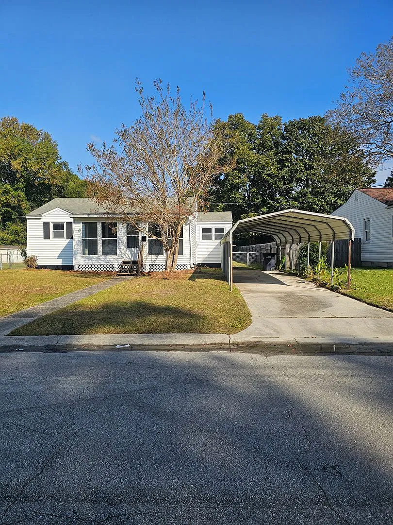 3 Bedroom Home in Jacksonville — Photo 1