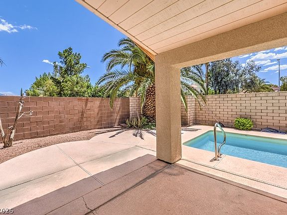 3rd image of 300 Dalehurst Dr
