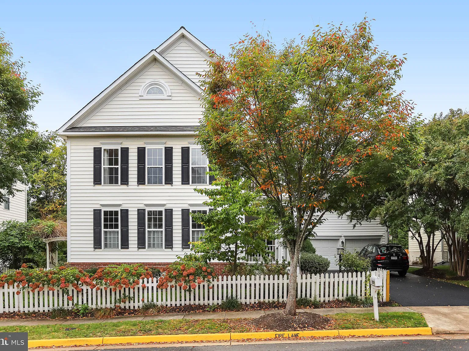 4 bed, 2.5 bath, 3232 sqft, $5,000 — Photo 1