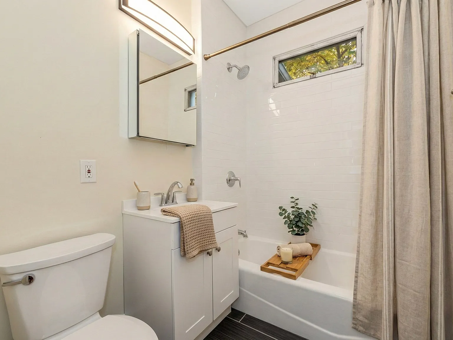 3 bed, 980 sqft, $2,995 — Photo 2