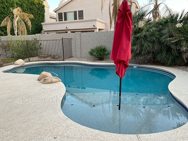 1st image of 823 W Aster Dr