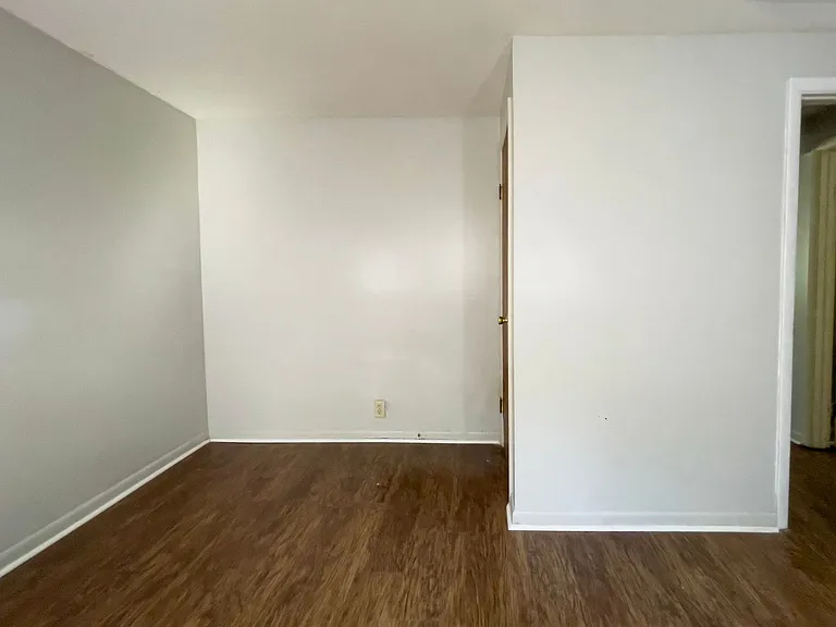 Sandalwood Apartments — Photo 9