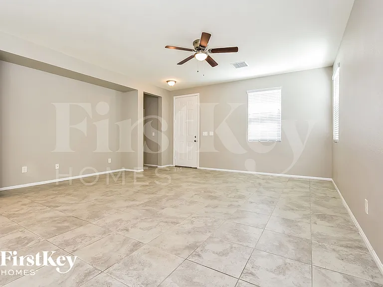 1106 E Dorrell Ln — Photo 3