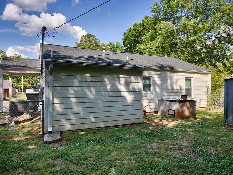 907 Fairway Dr NW — Photo 3