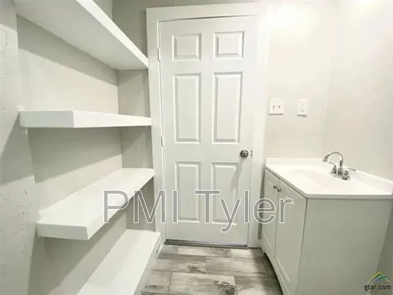 1115 S Robertson Ave — Photo 7