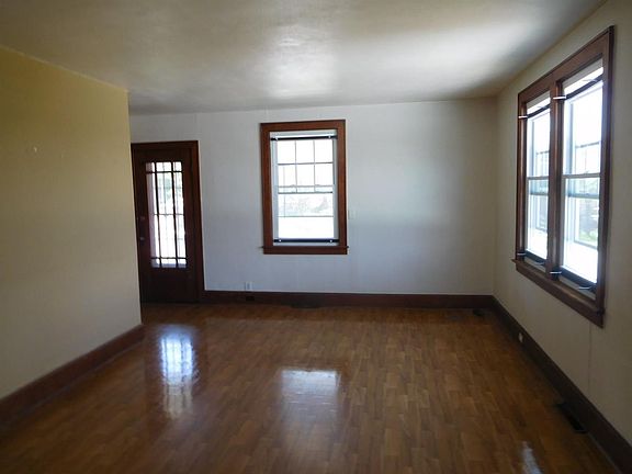 5th image of 422 E Walnut St