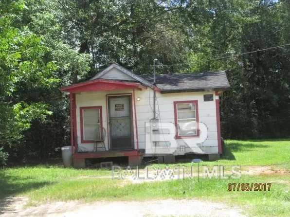 156 4th St, Atmore, AL 36502