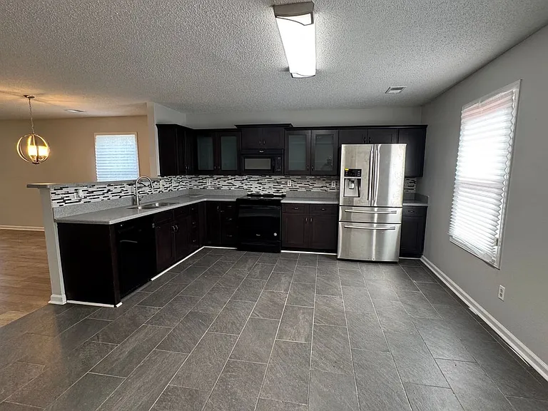 500 Castle Ridge Dr — Photo 6