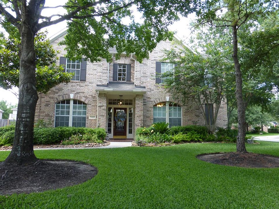 Gorgeous Village Home on Lush Wooded Corner Lot 5/3.5/2 D with Extension