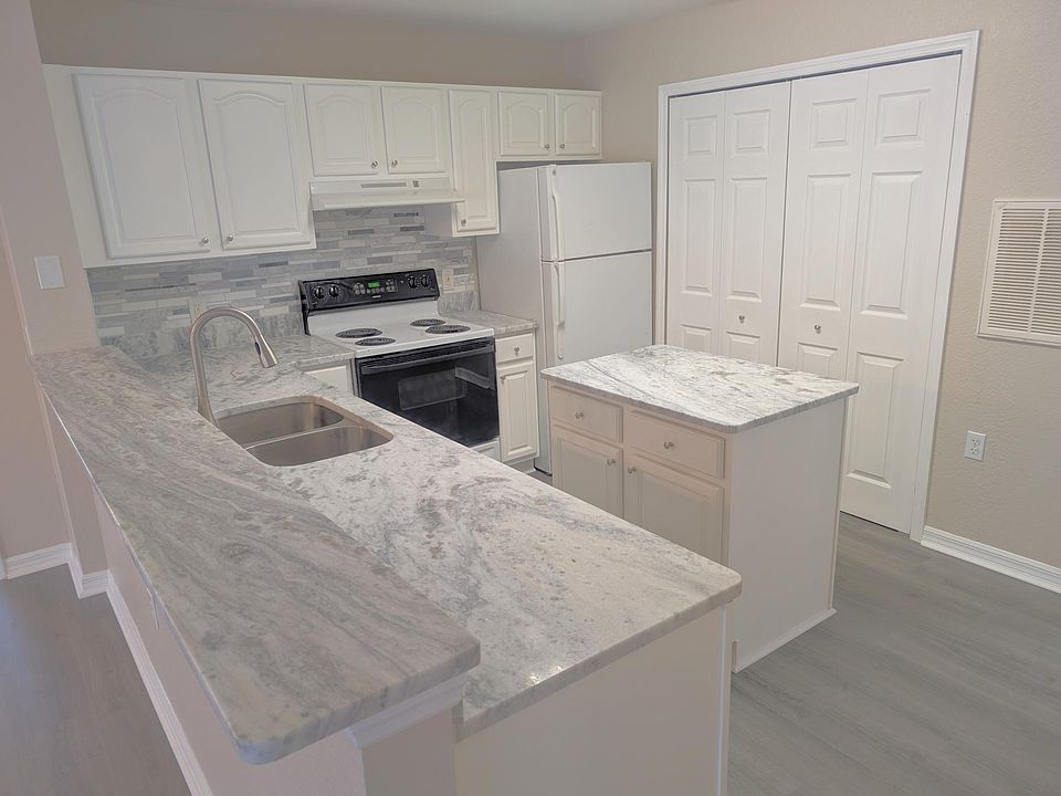 Full Kitchen with Island