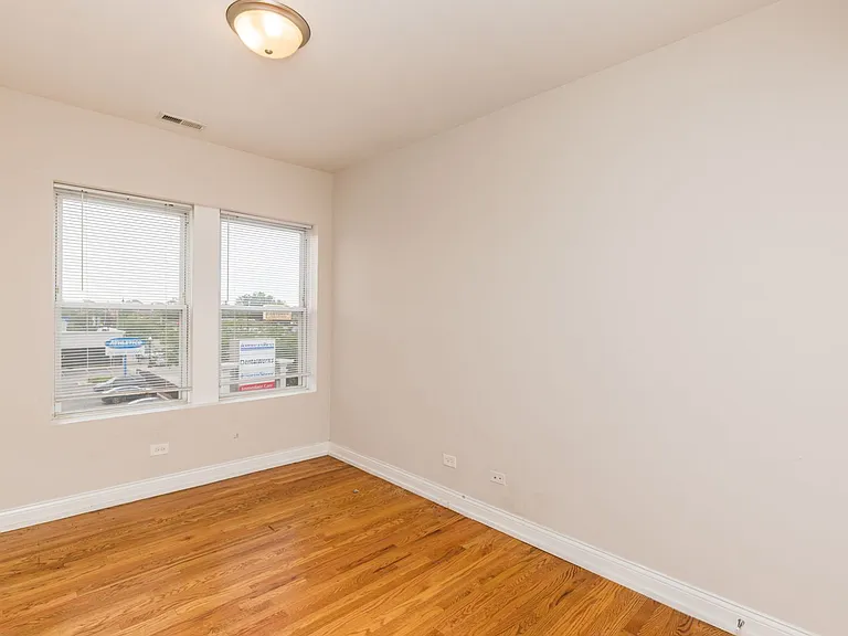 Portage Park Theater Apartments — Photo 32