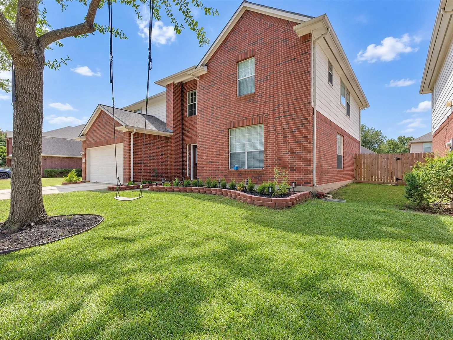4 bed, 2.5 bath, 2852 sqft, $2,400 — Photo 3
