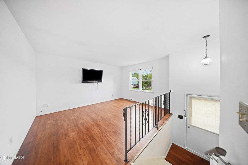 3rd image of 8 Denise Court