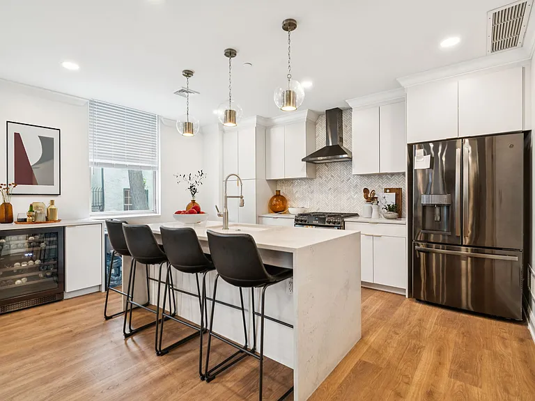 326 S 19th St #100 — Photo 3