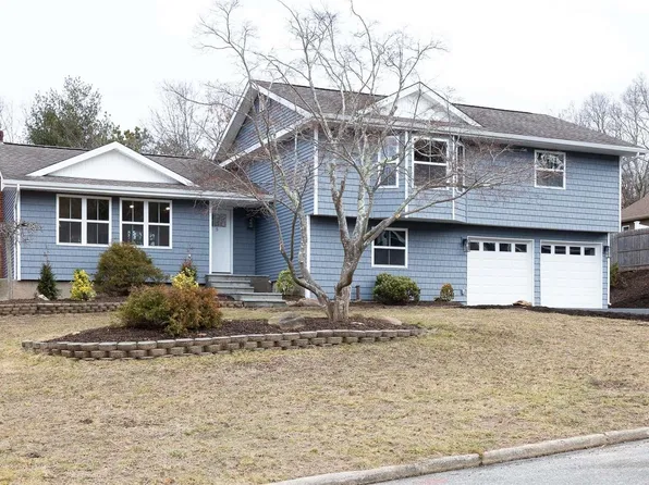 5 Rolling Hills Drive, Ridge, NY 11961