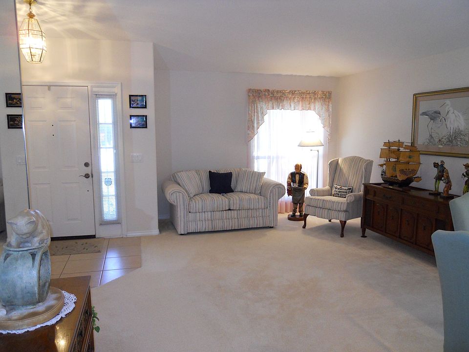 Living Area & Foyer