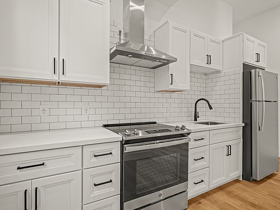 2nd image of 290 Divisadero St #A
