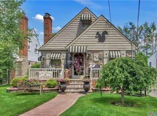 60 Stuart St, Lynbrook, NY 11563