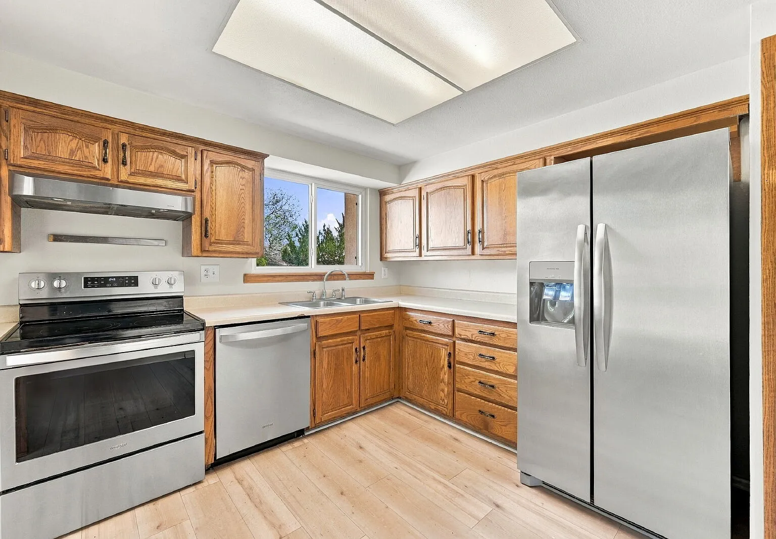 4 bed, 3.0 bath, 2201 sqft, $100 — Photo 4