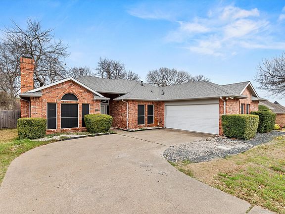 2nd image of 1021 Crestwood Ct